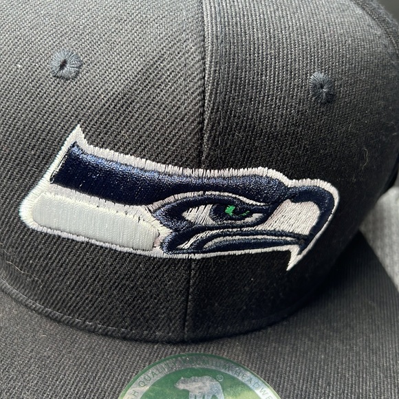 NWT Men’s Seattle Seahawks SnapBack Hat - Picture 2 of 9